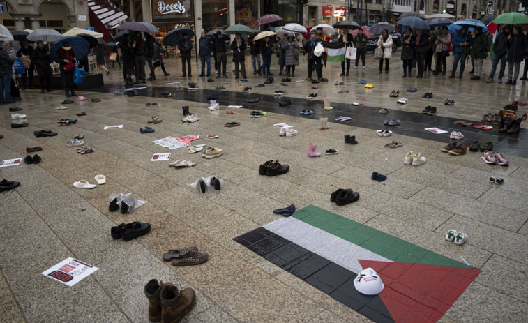 Galicia recuerda con decenas de zapatos a las víctimas palestinas de la guerra en Gaza