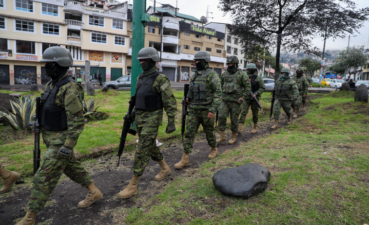 La Policía de Ecuador libera a dos agentes mientras siguen los incidentes en las cárceles