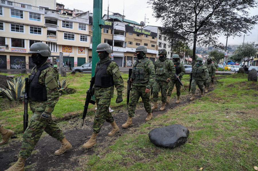 La Policía de Ecuador libera a dos agentes mientras siguen los incidentes en las cárceles