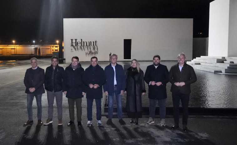 Rueda y varios líderes autonómicos del PP visitan la muestra de Helmut Newton en A Coruña