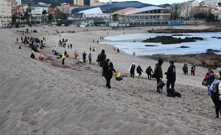 La Xunta recoge 90 sacos de pellets en la costa de Galicia