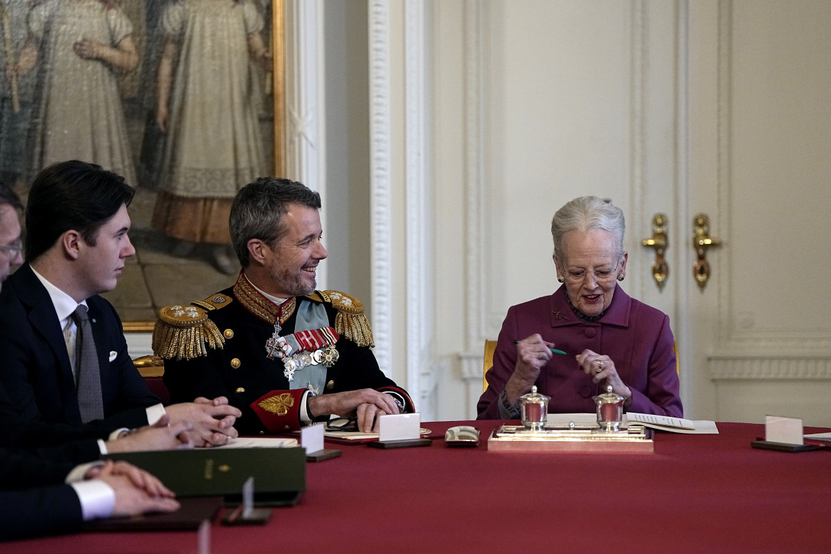 La reina Margarita firma su abdicaciu00f3n ante el rey Federico y el heredero, el pru00edncipe Christian @ EFE