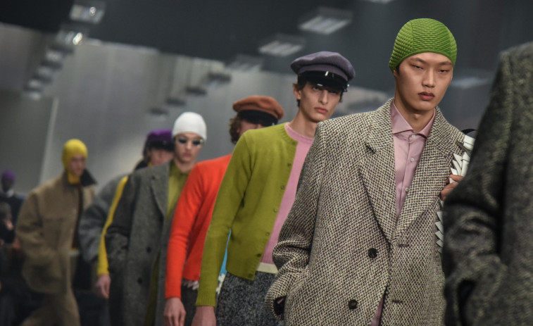 Prada combina el traje con gorros 