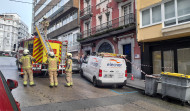 Los bomberos de A Coruña cortan la calle Bolivia para atender un incendio eléctrico