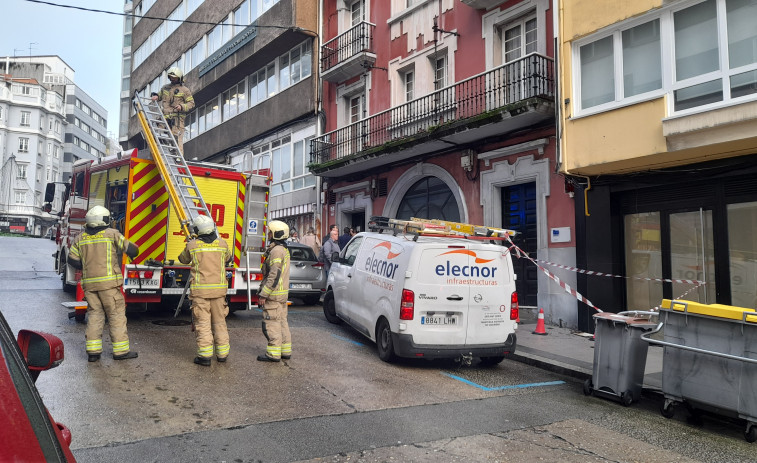 Los bomberos de A Coruña cortan la calle Bolivia para atender un incendio eléctrico