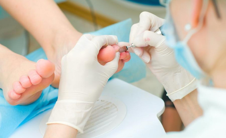 Condenada por intrusismo una esteticista de A Coruña que trabajaba como podóloga
