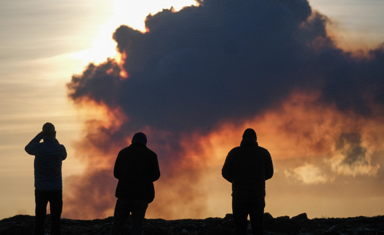 Remite el flujo de lava tras alcanzar ciudad islandesa de Grindavík