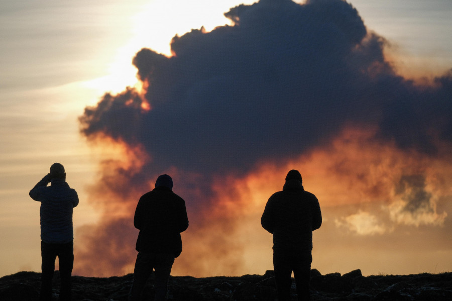 Remite el flujo de lava tras alcanzar ciudad islandesa de Grindavík