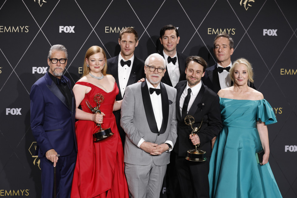 El elenco de Succesion posa con sus premios Emmy @ EFE