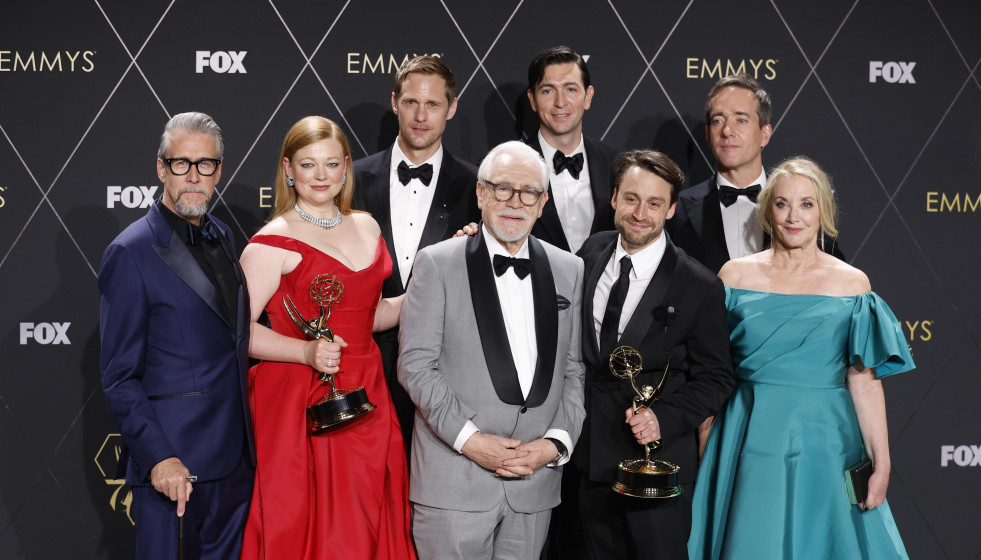 El elenco de Succesion posa con sus premios Emmy @ EFE