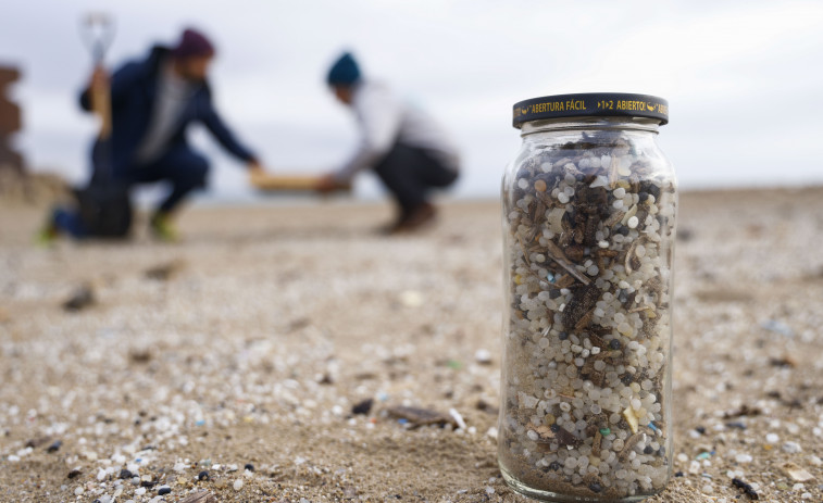 La Fiscalía investiga los vertidos de pellets en las playas de Tarragona