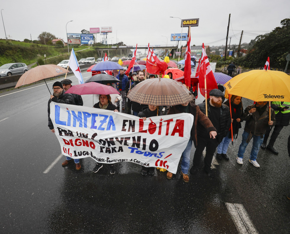 Trabajadores del sector de la limpieza se manifiestan por Alfonso Molina, en A Coruña @ EFE