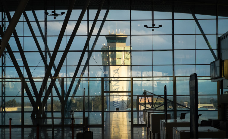 Un grupo de viajeros del Imserso pasa su primer día de vacaciones en el aeropuerto de Santiago