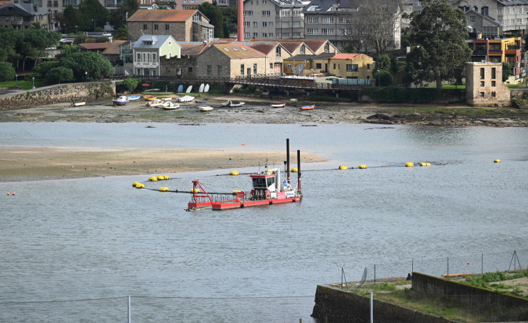 Las obras de dragado de la ría de  O Burgo están completas en un 90%