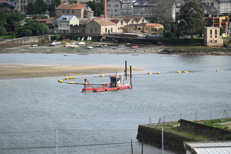 Las obras de dragado de la ría de  O Burgo están completas en un 90%