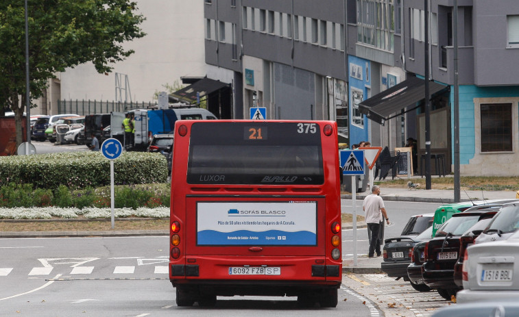 Tranvías Coruña asegura que los 500 retrasos de diciembre en la línea 21 fueron culpa de la Navidad