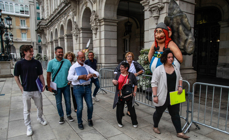 Los vecinos de las firmas recriminan al BNG de A Coruña que no ejerza de oposición