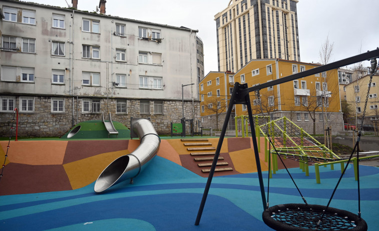 El Ayuntamiento termina el parque infantil para las viviendas de María Pita en Labañou