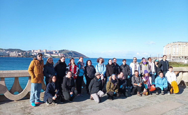 La UDC reúne voluntarios para limpiar de pellets la playa del Matadero