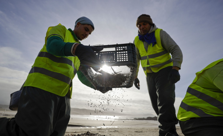 El operativo de la Xunta recoge más de 3.450 kilos de pellets y 9.600 kilos de otros plásticos de la costa
