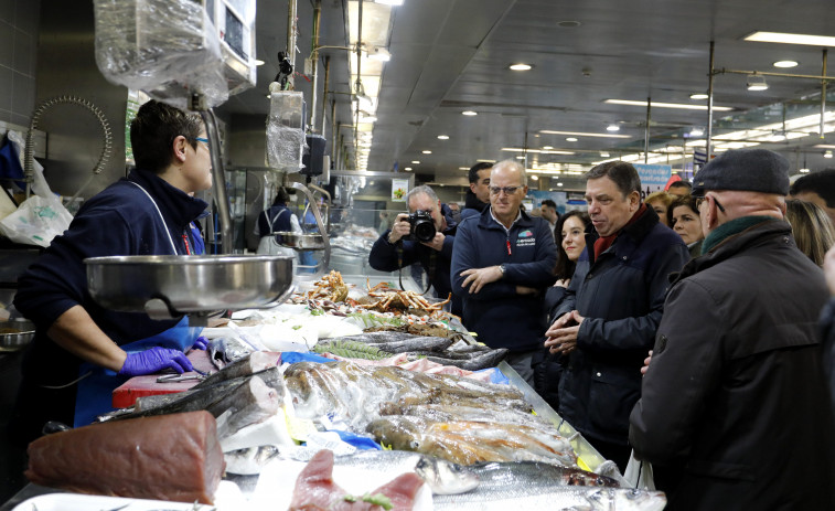 Luis Planas reivindica en la plaza de Lugo la importancia del mercado de proximidad