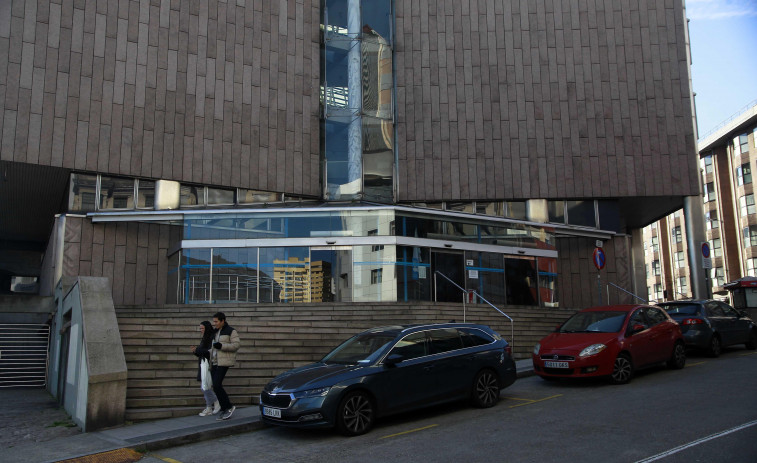 Un maltratador cambia de género y elude ser juzgado en A Coruña por violencia contra la mujer