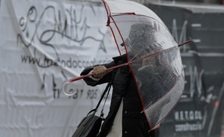 El fuerte viento, con rachas que superan los 120 km/h, complica la Semana Santa en Galicia