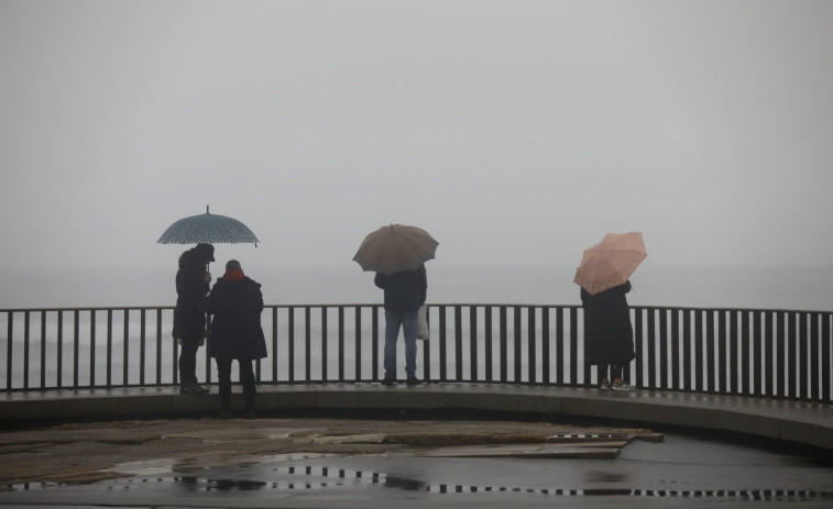 El mal tiempo prolonga la alerta naranja en la costa de A Coruña hasta la tarde de este martes