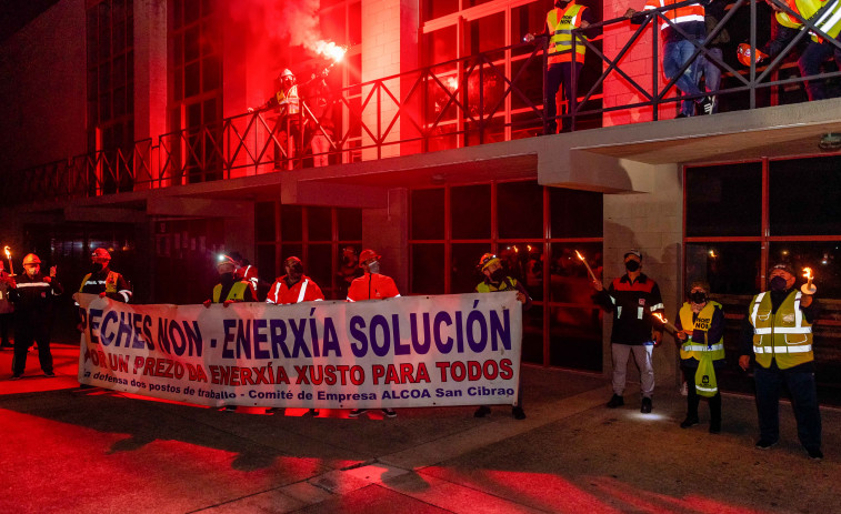 Los trabajadores creen que Alcoa quiere cerrar la fábrica de San Cibrao