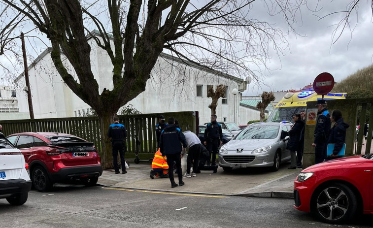 Herido un hombre que circulaba en patinete al chocar con un coche en A Coruña