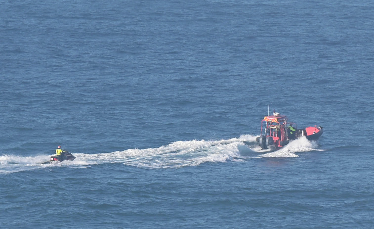 Una boya en la bahía del Orzán activa la respuesta de los bomberos de A Coruña