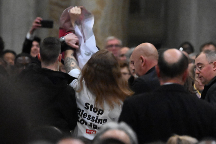 Dos jóvenes protestan en la misa del papa contra las corridas de toros
