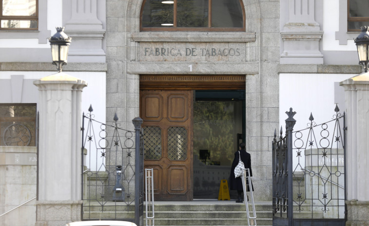 Piden tres años de cárcel a un abogado coruñés por no defender a unos clientes