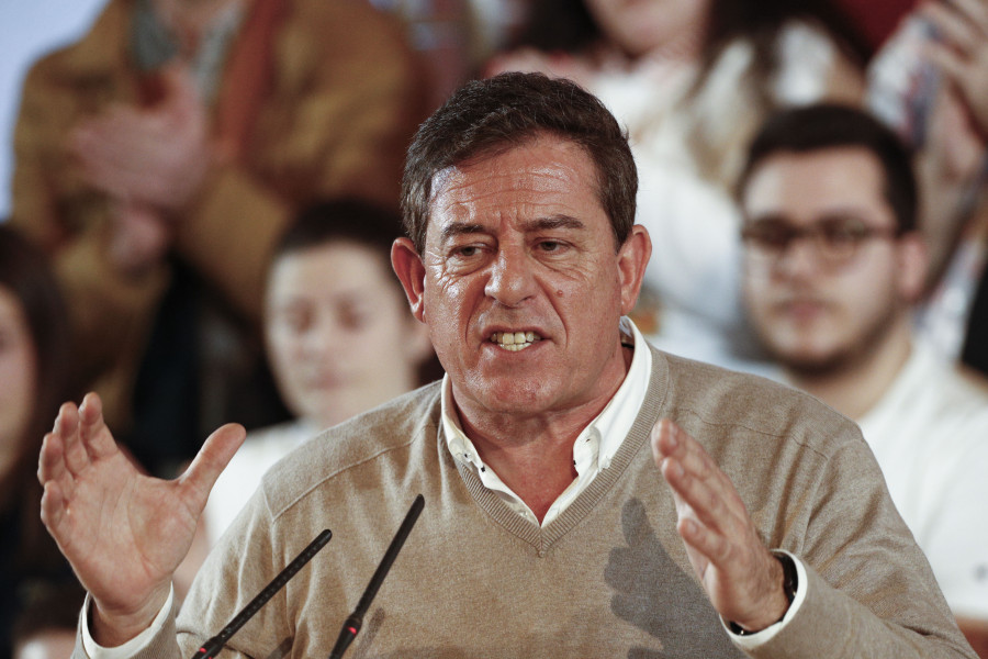 Besteiro compromete "superar la Galicia de las dos velocidades" con inversión y trabajo