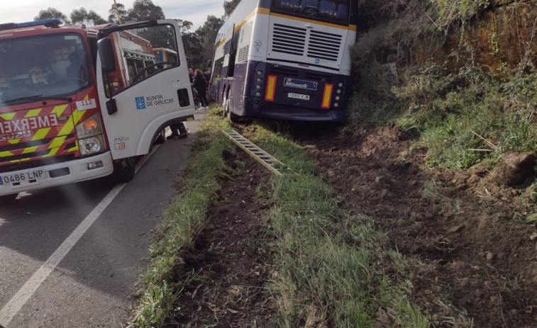 Los pasajeros de un autobús salen por la bodega de carga tras un accidente en Lousame