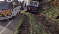 Los pasajeros de un autobús salen por la bodega de carga tras un accidente en Lousame