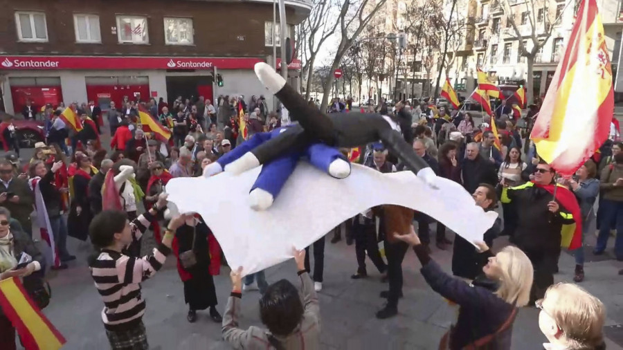 Decenas de personas se concentran en Ferraz y mantean muñecos de Sánchez y Puigdemont