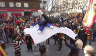 Decenas de personas se concentran en Ferraz y mantean muñecos de Sánchez y Puigdemont