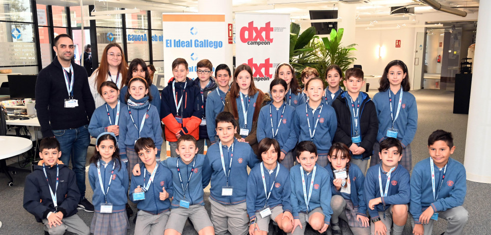 Visita del colegio Calasanz a la redacción de El Ideal Gallego y Dxt Campeón