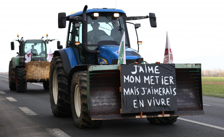 Los agricultores inician su 'asedio' a París y Macron reúne un gabinete de crisis