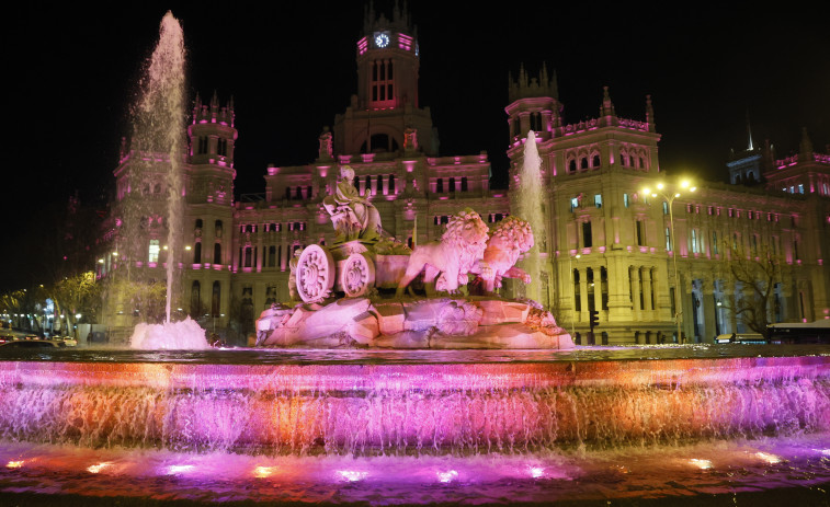 Cibeles celebra el 56 cumpleaños de Felipe VI luciendo de carmesí, color de su estandarte