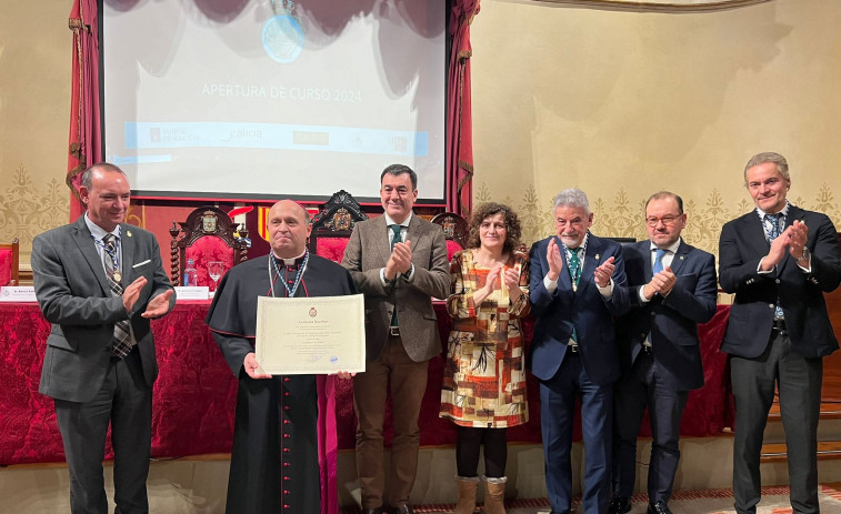 El arzobispo de Santiago ingresa en la Academia Xacobea