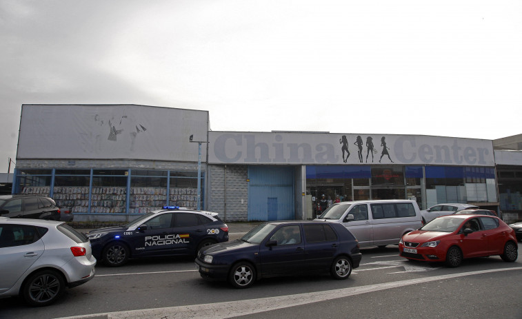 Detenido un ladrón que trató de abrirse paso a botellazos en un bazar de A Coruña