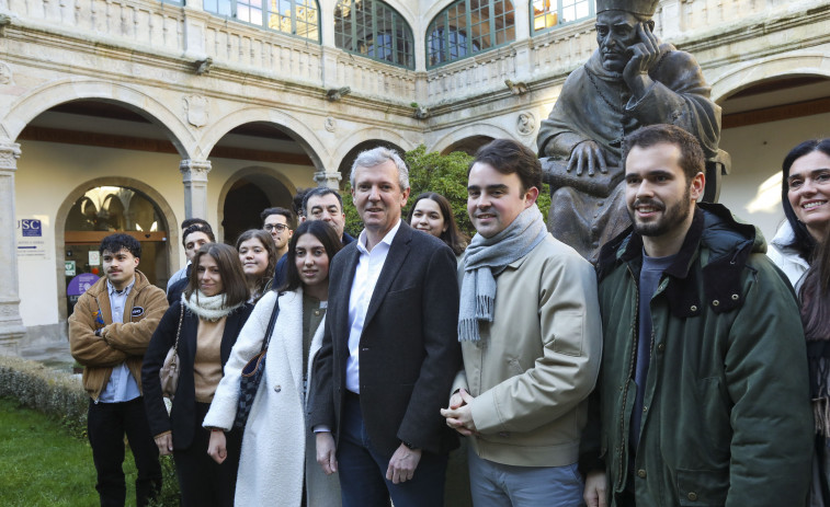 Rueda empieza su campaña con universitarios de la USC, a los que promete matrícula gratis