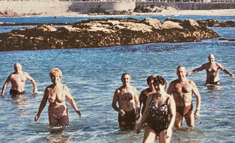 Hace 25 años | Cambian las farolas del Paseo Marítimo y los bañistas de Riazor