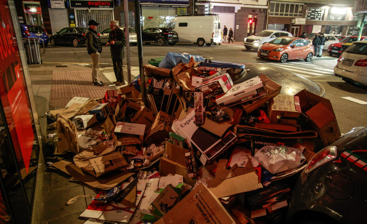 La basura invade un cruce en A Coruña