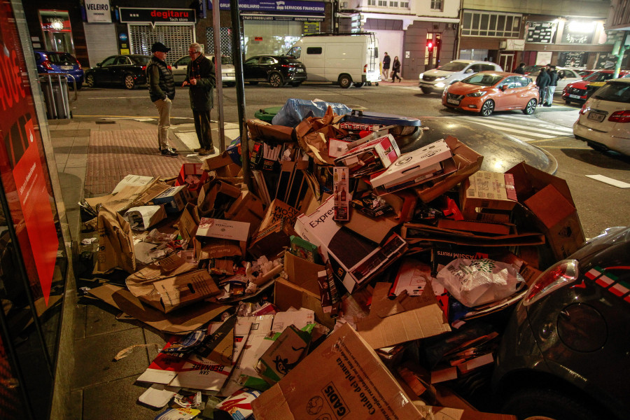 La basura invade un cruce en A Coruña