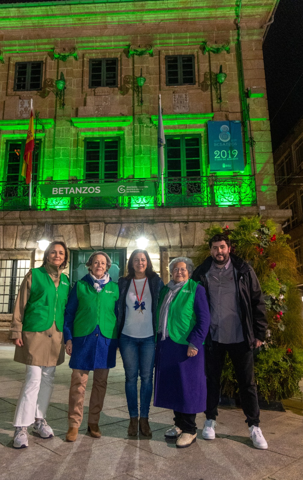 Ayuntamiento de Betanzos, iluminado de verde por el Du00eda Mundial contra el Cu00e1ncer