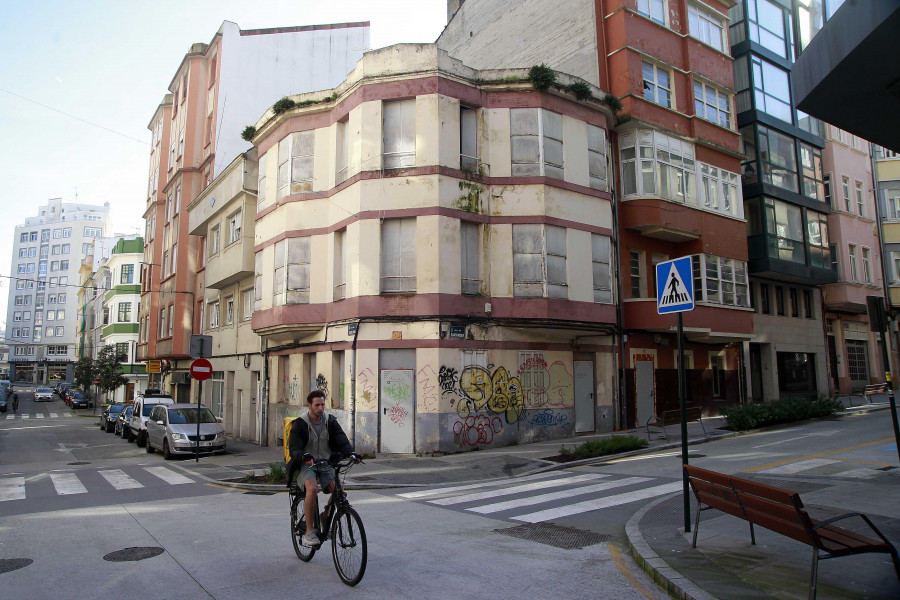 Proliferan por la ciudad las puertas y ventanas tapiadas ante el fenómeno de la okupación