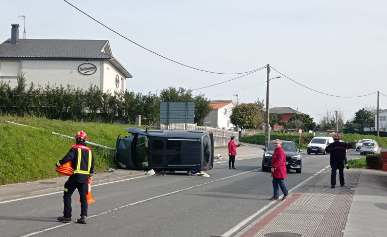 Un vehículo vuelca tras chocar con una farola en Cecebre